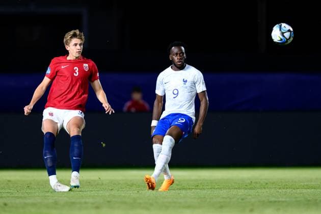 230625 Henrik Heggheim of Norway and Arnaud Kalimuendo Muinga of France during the UEFA European Under-21 Championship group stage football match between France and Norway on June 25, 2023 in Cluj-Napoca. Photo: Marius Simensen BILDBYRAN COP 238 MM0022 bbeng fotboll football fotball soccer uefa european under-21 championship euro under-21 U21, U 21 em u21 norge norway france frankrike Copyright: MARIUSxSIMENSEN BB230625BB549