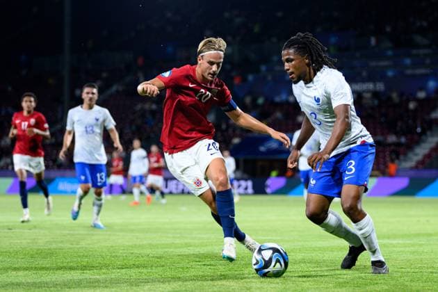 230625 Erik Botheim of Norway and Yasser Larouci of France during the UEFA European Under-21 Championship group stage football match between France and Norway on June 25, 2023 in Cluj-Napoca. Photo: Marius Simensen BILDBYRAN COP 238 MM0022 bbeng fotboll football fotball soccer uefa european under-21 championship euro under-21 U21, U 21 em u21 norge norway france frankrike Copyright: MARIUSxSIMENSEN BB230625BB560