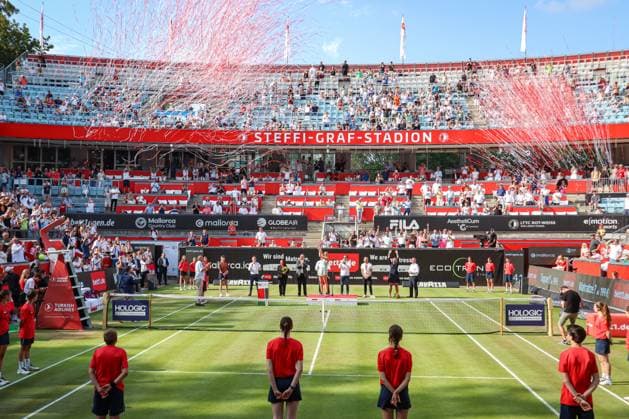 Siegerehrung 2023 Einzel im Steffi-Graf-Stadion mit Lametta-Kanone für Siegerin Petra KVITOVA CZE, Finale Einzel, bett1open presented by ecotrans Group, Berlin, LTTC Rot-Weiß Berlin, 25.06.2023, Copyright: xClaudioxGärtnerx