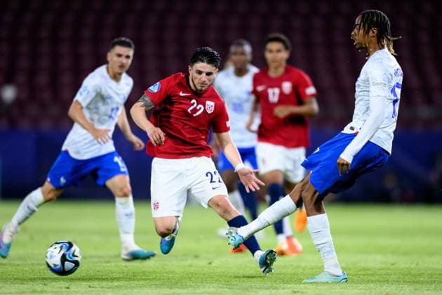 230625 Christos Zafeiris of Norway and Bradley Barcola of France during the UEFA European Under-21 Championship group stage football match between France and Norway on June 25, 2023 in Cluj-Napoca. Photo: Marius Simensen BILDBYRAN COP 238 MM0022 bbeng fotboll football fotball soccer uefa european under-21 championship euro under-21 U21, U 21 em u21 norge norway france frankrike Copyright: MARIUSxSIMENSEN BB230625BB597