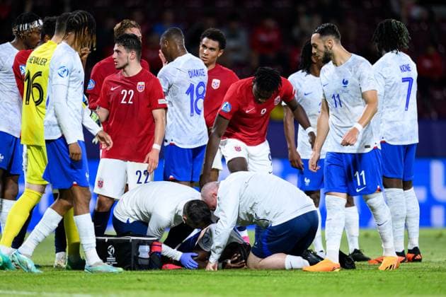 230625 Seedy Ahmed Tijan Jatta of Norway and Junior Castello Lukeba of France who receives medical attention during the UEFA European Under-21 Championship group stage football match between France and Norway on June 25, 2023 in Cluj-Napoca. Photo: Marius Simensen BILDBYRAN COP 238 MM0022 bbeng fotboll football fotball soccer uefa european under-21 championship euro under-21 U21, U 21 em u21 norge norway france frankrike depp skada Copyright: MARIUSxSIMENSEN BB230625BB609