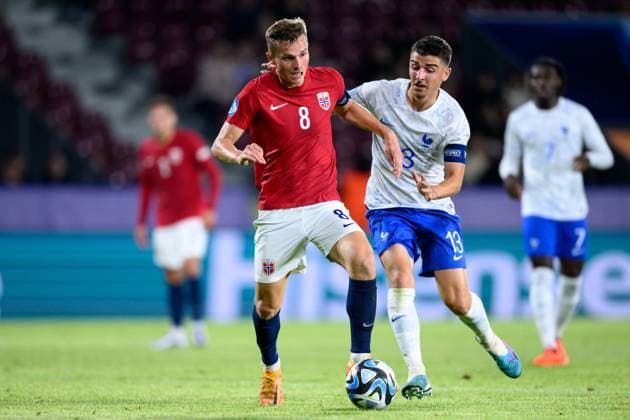 230625 Johan Hove of Norway and Joris Chotard of France during the UEFA European Under-21 Championship group stage football match between France and Norway on June 25, 2023 in Cluj-Napoca. Photo: Marius Simensen BILDBYRAN COP 238 MM0022 bbeng fotboll football fotball soccer uefa european under-21 championship euro under-21 U21, U 21 em u21 norge norway france frankrike Copyright: MARIUSxSIMENSEN BB230625BB615