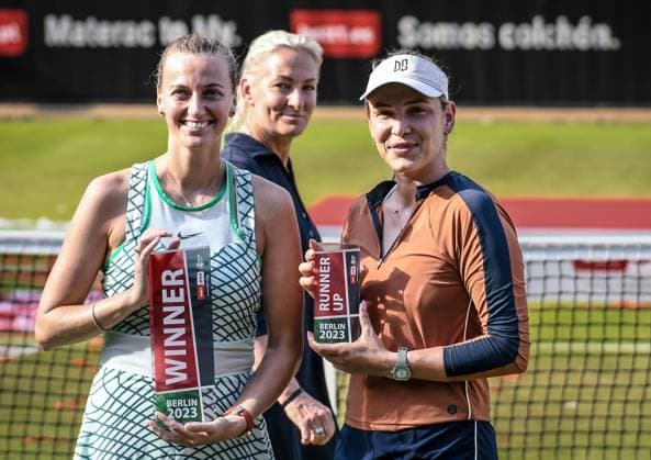 24.06.2023, xlakx, Tennis, WTA, Tennis Damen -Tour 2023 in Berlin emspor, v.l..Petra Kvitova (Tschechien),Barbara Rittner, Turnierdirektorin und Donna Vekic (Kroatien) mit dem Sieger Pokal in der Hand Berlin