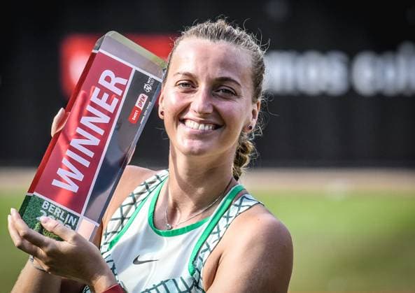 Sport Bilder des Tages 24.06.2023, xlakx, Tennis, WTA, Tennis Damen -Tour 2023 in Berlin emspor, v.l.Petra Kvitova (Tschechien),mit den Pokal in der Hand Berlin