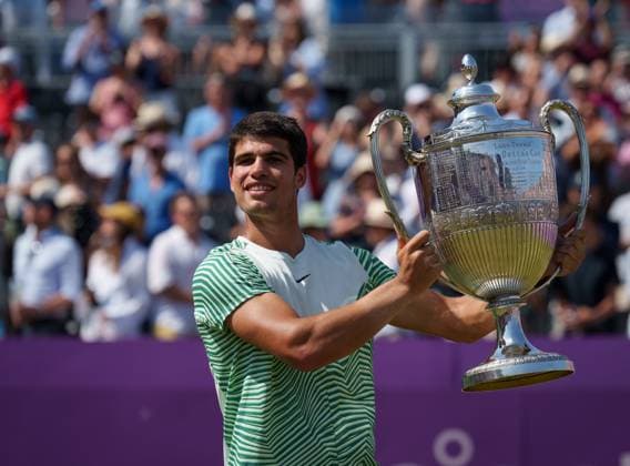 Bilder des Jahres 2023, Sport 06 Juni Sport Themen der Woche KW25 Sport Bilder des Tages Carlos Alcaraz (SPA) poses with the winners trophy after his mens single tournament win during the Finals day of the LTA cinch championships tennis tournament 2023, ATP, Tennis Herren 500 event at The Queen s Club, London, England on the 20 June 2023. Copyright: xAndyxRowlandx PMI-5603-0036