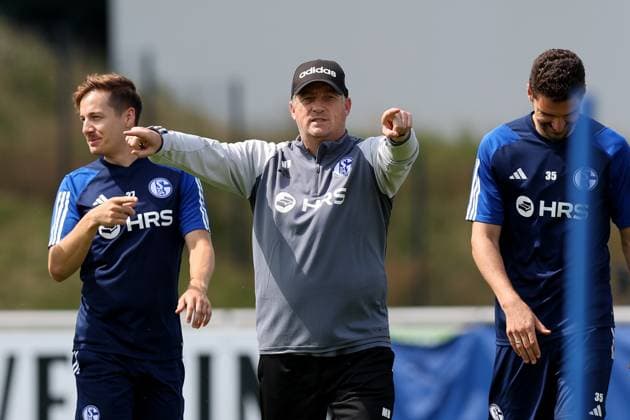 Sport Themen der Woche KW26 Sport Bilder des Tages Co-Trainer Mike Büskens (FC Schalke 04) beim Trainingsauftakt des FC Schalke 04. Copyright: Thomas Pakusch *** Co-coach Mike Büskens FC Schalke 04 at the start of training of FC Schalke 04 Copyright Thomas Pakusch