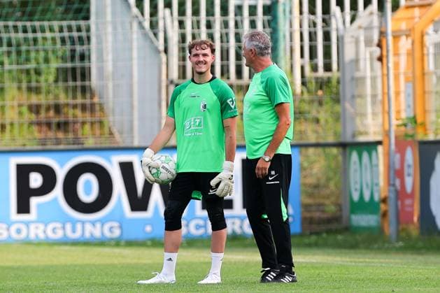 Leipzig, 21.06.2023, Alfred-Kunze-Sportpark, Fußball, Männer, Regionalliga Nordost, Saison 2023 2024, Trainigsauftakt BSG Chemie Leipzig , Im Bild v.l.: Neuzugang Torhüter Lenno Udo Schmidt (Chemie) und Torwarttrainer Harald Bellot (Chemie) ,
