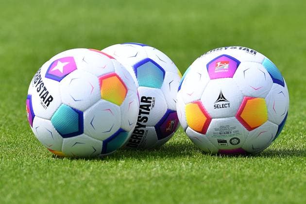 Fußball 2. Bundesliga Trainingsauftakt FC Schalke 04 am 26.06.2023 im Parkstadion in Gelsenkirchen Derbystar Bundesliga Brillant APS v23 ( Offizieller Spielbälle der Bundesliga in der Saison 2023 2024
