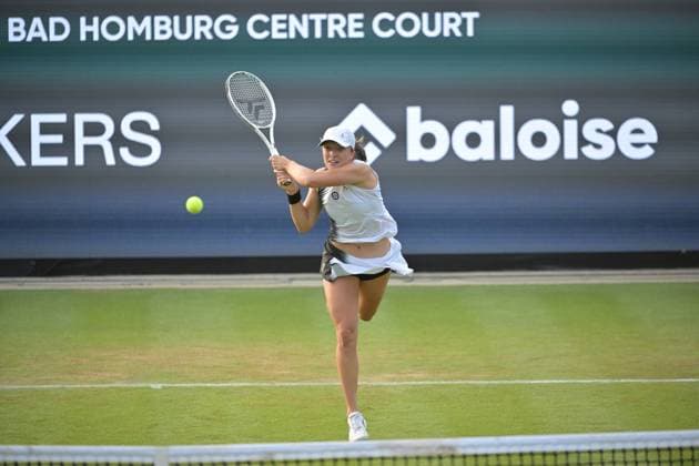 26.06.2023, xbrx, Tennis Bad Homburg Open WTA, Tennis Damen 250, emspor, v.l. Swiatek, Iga (POL), spielt den Ball, fokussiert, konzentriert Bad Homburg