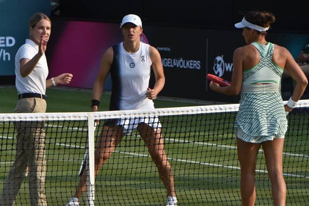 26.06.2023 Tennis, WTA, Tennis Damen Bad Homburg Open 2023 Sechzehntelfinale Iga Natalia SwiÄÖtek (POL) gegen Tatjana Maria (GER) Bild zeigt die Schiedsrichterin mit Iga Natalia SwiÄÖtek (POL) gegen Tatjana Maria (GER) emspor, DFL regulations prohibit any use of photographs as image sequences and or quasi-video