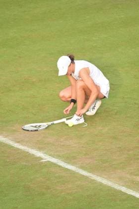 26.06.2023, xbrx, Tennis Bad Homburg Open WTA, Tennis Damen 250, emspor, v.l. Swiatek, Iga (POL), bindet sich die schuhe Bad Homburg