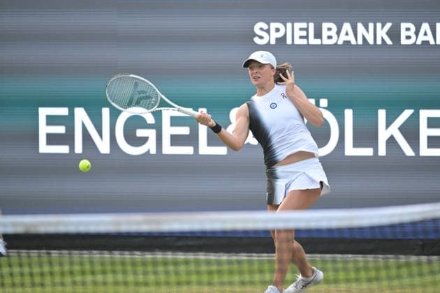 26.06.2023, xbrx, Tennis Bad Homburg Open WTA, Tennis Damen 250, emspor, v.l. Swiatek, Iga (POL), spielt den Ball, fokussiert, konzentriert Bad Homburg
