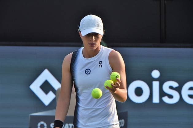 26.06.2023 Tennis, WTA, Tennis Damen Bad Homburg Open 2023 Sechzehntelfinale Iga Natalia SwiÄÖtek (POL) gegen Tatjana Maria (GER) Bild zeigt Iga Natalia SwiÄÖtek (POL) emspor, DFL regulations prohibit any use of photographs as image sequences and or quasi-video
