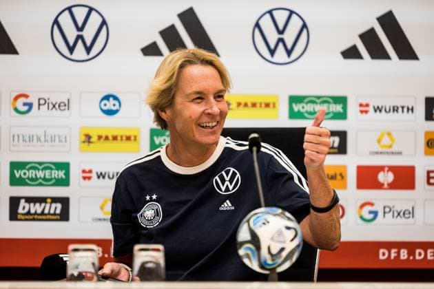 Sport Themen der Woche KW26 Sport Bilder des Tages Media Day DFB Frauen; 26.06.2023 Martina Voss-Tecklenburg (Bundestrainerin, Deutschland) zeigt Daumen hoch Media Day DFB Frauen, Herzogenaurach, adidas Homeground *** Media Day DFB Women 26 06 2023 Martina Voss Tecklenburg national coach, Germany shows thumbs up Media Day DFB Women, Herzogenaurach, adidas Homeground Copyright: xBEAUTIFULxSPORTS Wunderlx