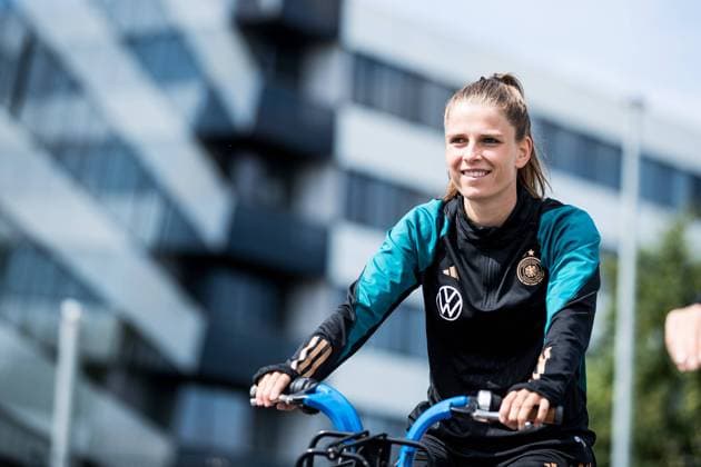 Trainingseinheit DFB Frauen; 27.06.2023 Tabea Sellner (Deutschland, 15) kommt mit dem Fahrrad beim Training an Trainingseinheit DFB Frauen mit adidas Mitarbeitern und Kindergarten, Herzogenaurach, adidas Homeground Copyright: xBEAUTIFULxSPORTS Wunderlx