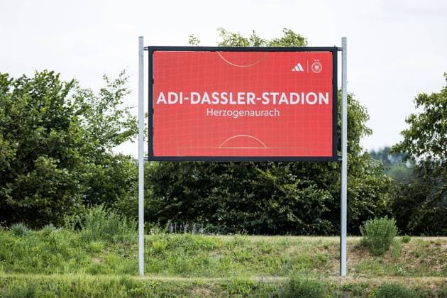 Trainingseinheit DFB Frauen; 27.06.2023 Schild: Adi-Dassler-Stadion Herzogenaurach Trainingseinheit DFB Frauen mit adidas Mitarbeitern und Kindergarten, Herzogenaurach, adidas Homeground Copyright: xBEAUTIFULxSPORTS Wunderlx