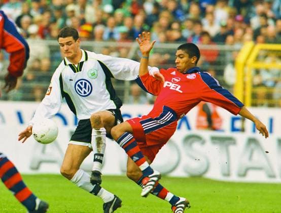 RECORD DATE NOT STATED Aus 1. BL. Saison 1999 2000 VfL Wolfsburg - Bayern München 1:1 am 01.04.2000. Im Foto: WOB Spieler Marcel Maltritz gegen Giovane Elber *** From 1 BL season 1999 2000 VfL Wolfsburg Bayern Munich 1 1 on 01 04 2000 In photo WOB player Marcel Maltritz against Giovane Elber
