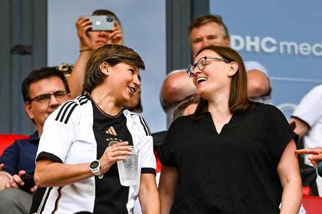 Fußball I Frauen I Saison 2022-2023 I Länderspiel I Deutschland - Vietnam I 24.06.2023 Die Weltmeisterinnen von 2003 Ariane Hingst (links) und Pia Wunderlich (rechts) haben viel Spaß auf der Ehrentribüne Offenbach Stadion am Bieberer Berg Hessen Deutschland Copyright: xLobeca InesxHähnelx