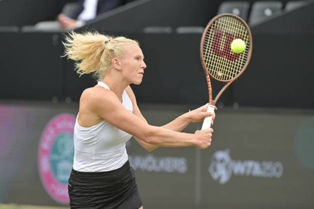28.06.2023, xbrx, Tennis Bad Homburg Open WTA, Tennis Damen 250, emspor, v.l. Siniakova, Katerina (CZE), spielt den Ball, fokussiert, konzentriert Bad Homburg