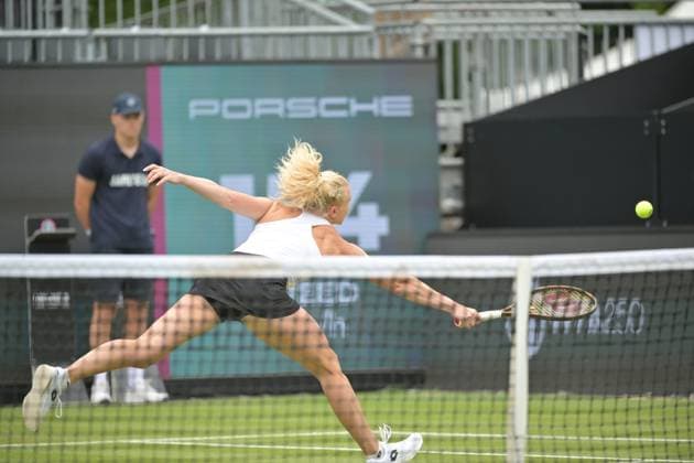 28.06.2023, xbrx, Tennis Bad Homburg Open WTA, Tennis Damen 250, emspor, v.l. Siniakova, Katerina (CZE), spielt den Ball, fokussiert, konzentriert Bad Homburg