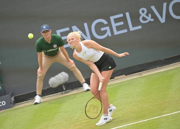 28.06.2023, xbrx, Tennis Bad Homburg Open WTA, Tennis Damen 250, emspor, v.l. Siniakova, Katerina (CZE), spielt den Ball, fokussiert, konzentriert Bad Homburg