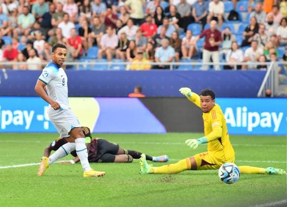 Sport Bilder des Tages BATUMI, GEORGIA - JUNE 28: Germany goalkeeper Noah Atubolu watches as Cameron Archer of Englands shot goes wide during the UEFA Under-21 Euro 2023 Group C match between England and Germany at Adjarabet Arena on June 28, 2023 in Batumi, Georgia. SPO 