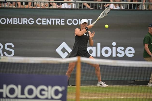 28.06.2023, xbrx, Tennis Bad Homburg Open WTA, Tennis Damen 250, emspor, v.l. Swiatek, Iga (POL), spielt den Ball, fokussiert, konzentriert Bad Homburg