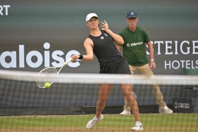 28.06.2023, xbrx, Tennis Bad Homburg Open WTA, Tennis Damen 250, emspor, v.l. Swiatek, Iga (POL), spielt den Ball, fokussiert, konzentriert Bad Homburg