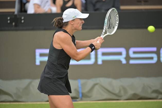28.06.2023, xbrx, Tennis Bad Homburg Open WTA, Tennis Damen 250, emspor, v.l. Swiatek, Iga (POL), spielt den Ball, fokussiert, konzentriert Bad Homburg