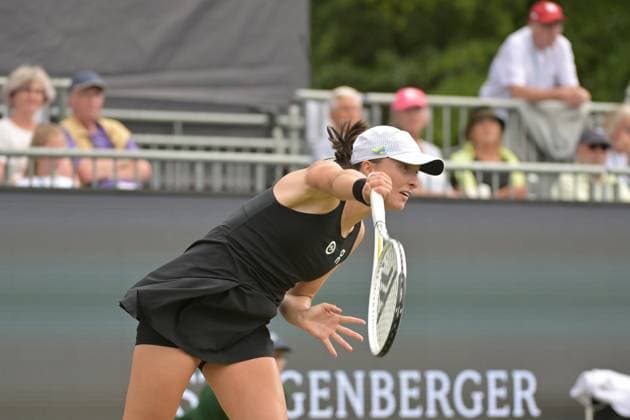 28.06.2023, xbrx, Tennis Bad Homburg Open WTA, Tennis Damen 250, emspor, v.l. Swiatek, Iga (POL), spielt den Ball, fokussiert, konzentriert Bad Homburg