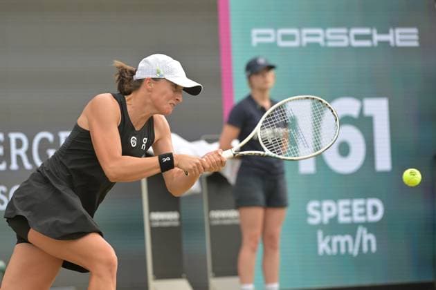 28.06.2023, xbrx, Tennis Bad Homburg Open WTA, Tennis Damen 250, emspor, v.l. Swiatek, Iga (POL), spielt den Ball, fokussiert, konzentriert Bad Homburg