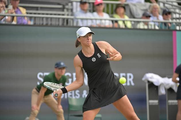 28.06.2023, xbrx, Tennis Bad Homburg Open WTA, Tennis Damen 250, emspor, v.l. Swiatek, Iga (POL), spielt den Ball, fokussiert, konzentriert Bad Homburg