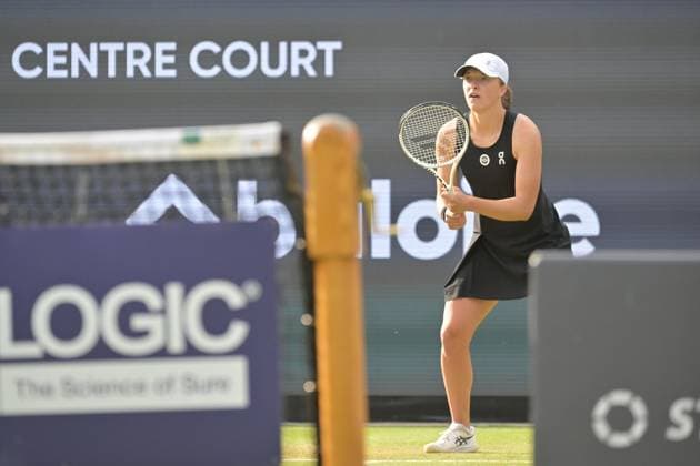 28.06.2023, xbrx, Tennis Bad Homburg Open WTA, Tennis Damen 250, emspor, v.l. Swiatek, Iga (POL), spielt den Ball, fokussiert, konzentriert Bad Homburg