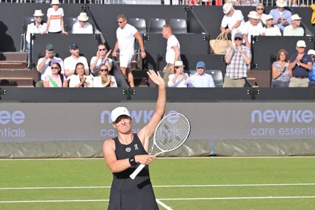 28.06.2023, xbrx, Tennis Bad Homburg Open WTA, Tennis Damen 250, emspor, v.l. bedankt, bedanken sich bei den Fans, gestikuliert, mit den Armen gestikulieren, Swiatek, Iga (POL), laechelt, laecheln, Lachen, smile, siegerin, winner Bad Homburg