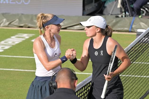 28.06.2023, xbrx, Tennis Bad Homburg Open WTA, Tennis Damen 250, emspor, v.l. shake hands nach dem Spiel, Teichmann, Jil (SUI), Swiatek, Iga (POL), winner, siegerin Bad Homburg