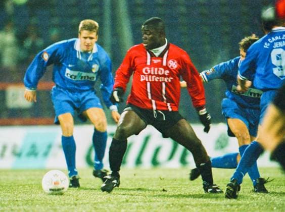 RECORD DATE NOT STATED Aus DFB Pokal 3. Hauptrunde Saison 1997 98 Hannover 96 - FC Carl Zeiss Jena 2:4 i. E. am 02.12.1997. Im Foto: Han96 Spieler ist Gerald Asamoah *** From DFB Cup 3 main round season 1997 98 Hannover 96 FC Carl Zeiss Jena 2 4 i E on 02 12 1997 In the photo Han96 player is Gerald Asamoah