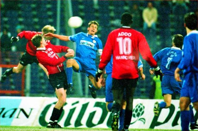 RECORD DATE NOT STATED Aus DFB Pokal 3. Hauptrunde Saison 1997 98 Hannover 96 - FC Carl Zeiss Jena 2:4 i. E. am 02.12.1997. Im Foto: FC Kpt. Olaf Holetsche gegen Bastian Reinhardt und Jens Rasiejewski *** From DFB Cup 3 main round season 1997 98 Hannover 96 FC Carl Zeiss Jena 2 4 i E on 02 12 1997 In the photo FC Kpt Olaf Holetsche against Bastian Reinhardt and Jens Rasiejewski