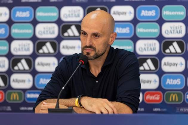 Sport Themen der Woche KW26 Sport Bilder des Tages UEFA U21, U 21 EM, Deutschland - England, 3. Gruppenspiel, 28.06.2023, Batumi Antonio DI SALVO (Deutschland, Cheftrainer) bei der Pressekonferenz nach der 0:2 Niederlage gegen England, UEFA U21-Fussball-Europameisterschaft in Rumaenien und Georgien, Deutschland - England, 3. Gruppenspiel, 28.06.2023, Batumi *** UEFA U21 European Championship, Germany England, 3 group match, 28 06 2023, Batumi Antonio DI SALVO Germany head coach at the press conference after the 0 2 defeat against England, UEFA U21 European Football Championship in Romania and Georgia, Germany England, 3 group match, 28 06 2023, Batumi Copyright: xBEAUTIFULxSPORTS Meuselx