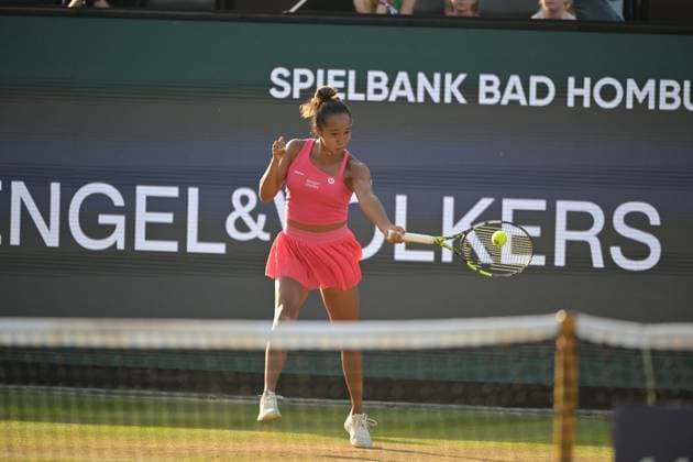 28.06.2023, xbrx, Tennis Bad Homburg Open WTA, Tennis Damen 250, emspor, v.l. Fernandez, Leylah (CAN), spielt den Ball, fokussiert, konzentriert Bad Homburg