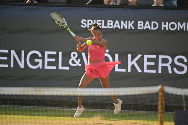 28.06.2023, xbrx, Tennis Bad Homburg Open WTA, Tennis Damen 250, emspor, v.l. Fernandez, Leylah (CAN), spielt den Ball, fokussiert, konzentriert Bad Homburg