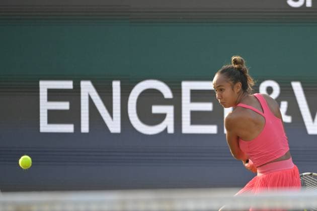28.06.2023, xbrx, Tennis Bad Homburg Open WTA, Tennis Damen 250, emspor, v.l. Fernandez, Leylah (CAN), spielt den Ball, fokussiert, konzentriert Bad Homburg