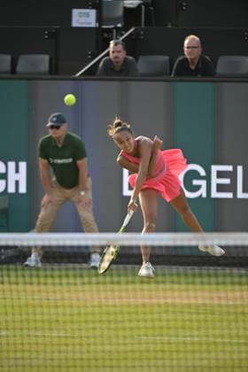 28.06.2023, xbrx, Tennis Bad Homburg Open WTA, Tennis Damen 250, emspor, v.l. Fernandez, Leylah (CAN), spielt den Ball, fokussiert, konzentriert Bad Homburg
