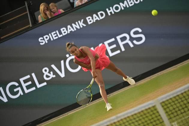 28.06.2023, xbrx, Tennis Bad Homburg Open WTA, Tennis Damen 250, emspor, v.l. Fernandez, Leylah (CAN), spielt den Ball, fokussiert, konzentriert Bad Homburg