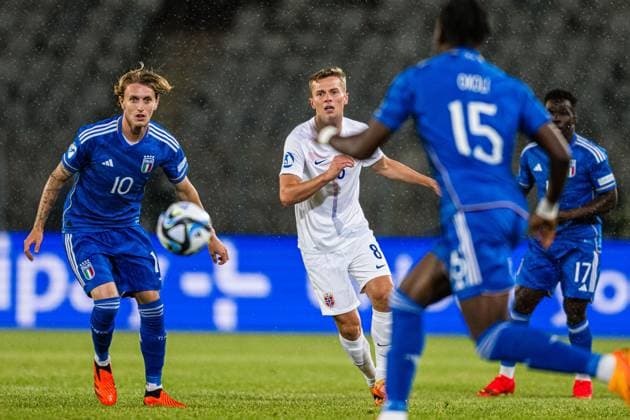 230628 Nicolo Rovella of Italy and Johan Hove of Norway during the UEFA European Under-21 Championship group stage football match between Italy and Norway on June 28, 2023 in Cluj-Napoca. Photo: Marius Simensen BILDBYRAN COP 238 MM0023 bbeng euro under-21 football fotball fotboll italia norge norway soccer taly U21, U 21 u21-em uefa european under-21 championship Copyright: MARIUSxSIMENSEN BB230628BB221
