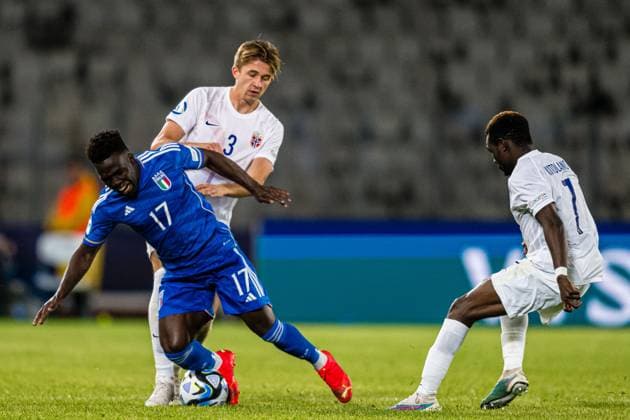 230628 Degnand Wilfried Gnonto of Italy and Henrik Heggheim of Norway during the UEFA European Under-21 Championship group stage football match between Italy and Norway on June 28, 2023 in Cluj-Napoca. Photo: Marius Simensen BILDBYRAN COP 238 MM0023 bbeng euro under-21 football fotball fotboll italia norge norway soccer taly U21, U 21 u21-em uefa european under-21 championship Copyright: MARIUSxSIMENSEN BB230628BB264