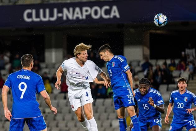 230628 Jesper Norman Daland of Norway and Fabiano Parisi of Italy during the UEFA European Under-21 Championship group stage football match between Italy and Norway on June 28, 2023 in Cluj-Napoca. Photo: Marius Simensen BILDBYRAN COP 238 MM0023 bbeng euro under-21 football fotball fotboll italia norge norway soccer taly U21, U 21 u21-em uefa european under-21 championship Copyright: MARIUSxSIMENSEN BB230628BB323