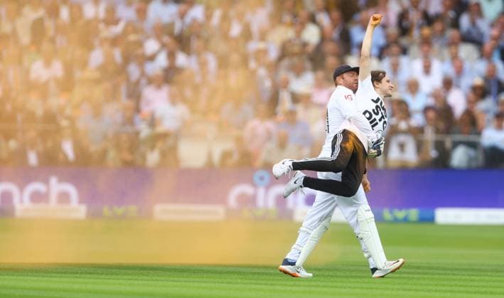 Bilder des Jahres 2023, Sport 06 Juni Sport Bilder des Tages Mandatory Credit: Photo by Kieran McManus Shutterstock (13984807ee) Just stop oil protestors run onto the field of play and throw orange powder before being stopped by England captain Ben Stokes and wicketkeeper Jonny Bairstow England v Australia, The Ashes, 2nd Test, Day One, LV= Insurance Men s Ashes Series, Cricket, Lords, London, UK - 28 Jun 2023 England v Australia, The Ashes, 2nd Test, Day One, LV= Insurance Men s Ashes Series, Cricket, Lords, London, UK - 28 Jun 2023  Copyright: xKieranxMcManus Shutterstockx 13984807ee