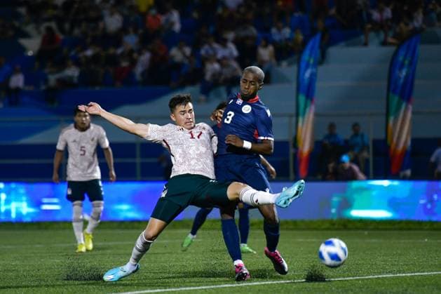 RECORD DATE NOT STATED JCC San Salvador 2023 Mexico vs Dominican Republic (L-R), Ettson Ayon of Mexico and Joao Urbaez of Domincan during the game Mexico vs Dominican Republic, corresponding to Group A of Mens Soccer at the Central American and Caribbean Games San Salvador 2023, at Las Delicias National Stadium, on June 28, 2023. <br><br> (I-D), Ettson Ayon de Mexico y Joao Urbaez de Domincana durante el partido Mexico vs Republica Dominicana, correspondiente al Grupo A del Futbol Masculino en los Juegos Centroamericanos y del Caribe San Salvador 2023, en el Estadio Nacional Las Delicias, el 28 de Junio de 2023. SAN SALVADOR SAN SALVADOR EL SALVADOR  Copyright: xAdrianxMaciasx 20230628212001_JCC_23_M_MEX_DOM_AYON5
