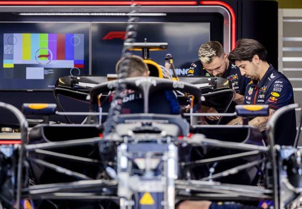 SPIELBERG - Engineers work on Max Verstappen s (Red Bull Racing) car during the media day leading up to the Austrian Grand Prix at the Red Bull Ring on June 29, 2023 in Spielberg, Austria. ANP SEM VAN DER WAL F1 Grand Prix of Austria - Previews 2023 xVIxANPxSportx xxANPxIVx 472710264 originalFilename: 472710264.jpg