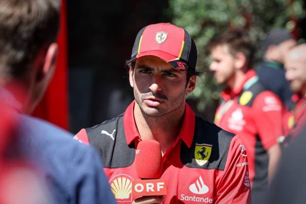FORMULA 1 - GP of Austria 2023 SPIELBERG,AUSTRIA,29.JUN.23 - MOTORSPORTS, FORMULA 1 - Grand Prix of Austria, Red Bull Ring, preview, pit lane walk. Image shows Carlos Sainz (ESP Ferrari) during an interview.  GEPAxpictures xManfredxBinder